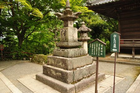 石山寺　宝篋印塔