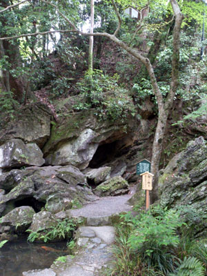 石山寺　くぐり岩