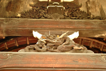 三室戸寺　龍の彫刻