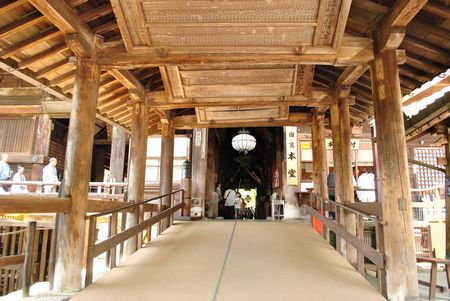 長谷寺　本堂入口