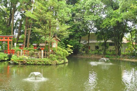 狭井神社　池