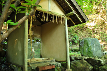 岩間寺　雷神爪掘の湧泉