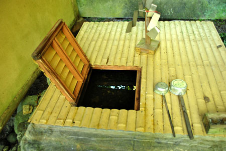 岩間寺　雷神爪掘の湧泉