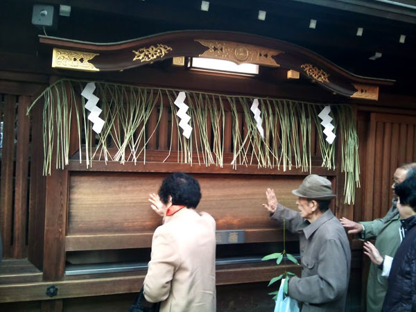 えびす神社 戸を叩く