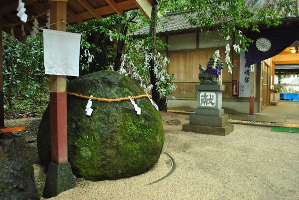 花の窟神社　丸石