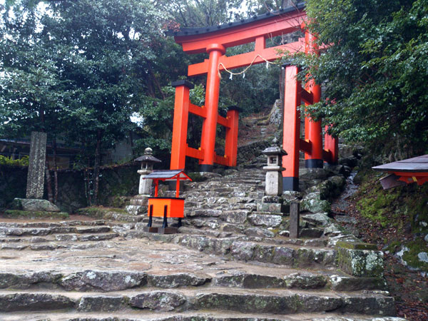 断崖絶壁にクジラのような巨岩を祀る社 神倉神社 寺社巡りドットコム