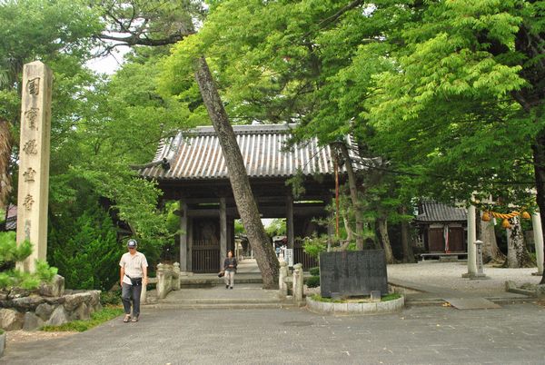 渡岸寺　仁王門