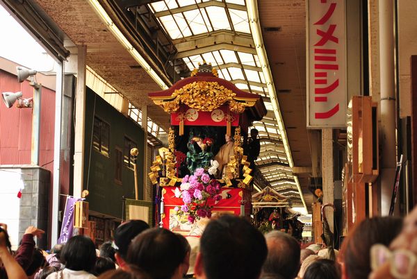 大津祭　曳山展示館前