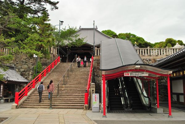 中山寺　エスカレーター