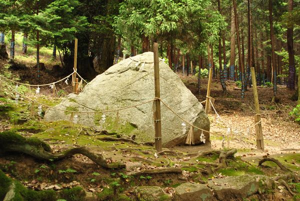 白鬚神社　岩座