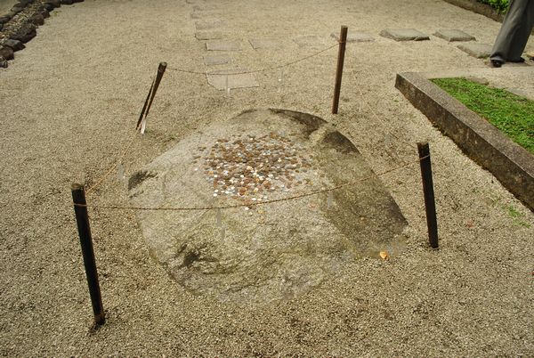 下鴨神社　御井　御降臨石