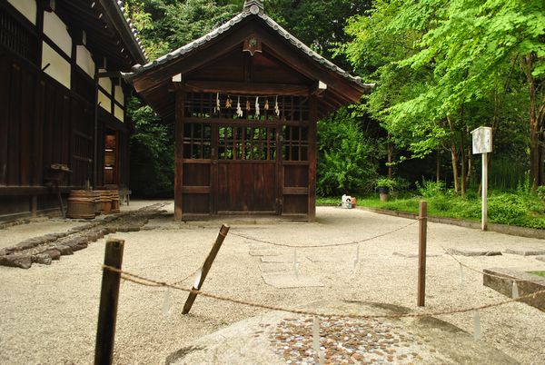 下鴨神社　御井　御降臨石