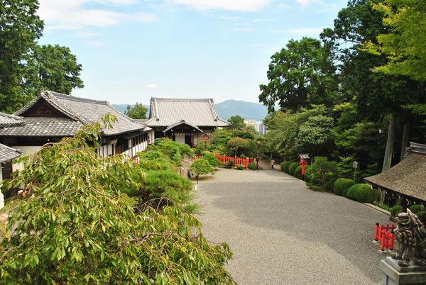 健勲神社　境内