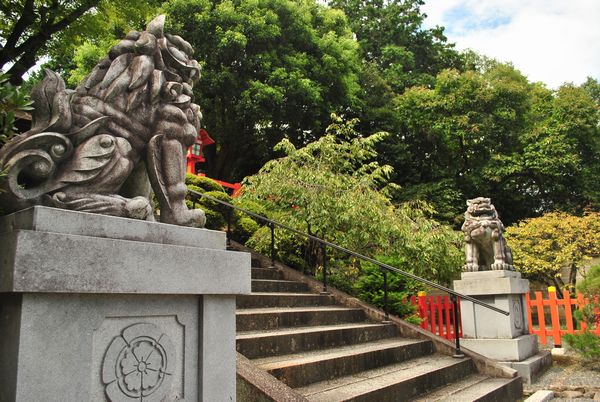 健勲神社　獅子と狛犬