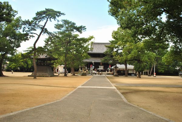 善通寺　金堂前