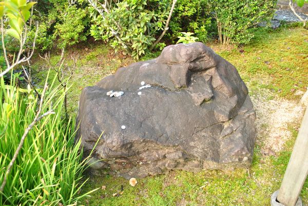 金泉寺　弁慶の力石