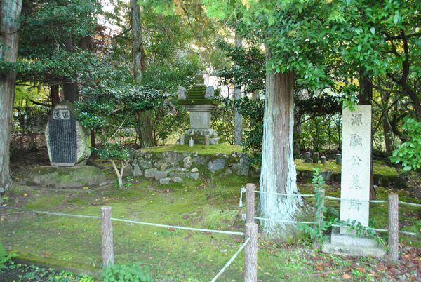 清凉寺　源融の墓