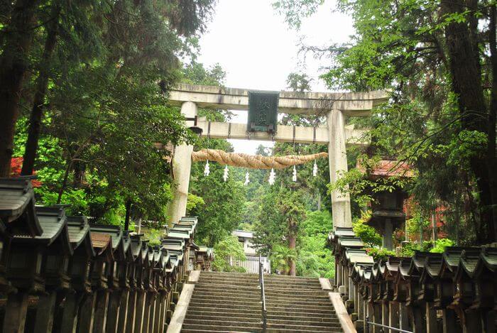 宝山寺　一の鳥居