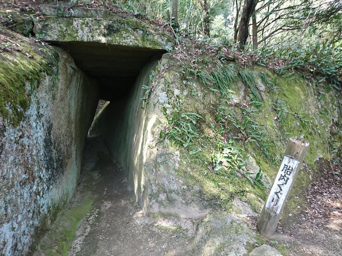 笠置寺　胎内くぐり