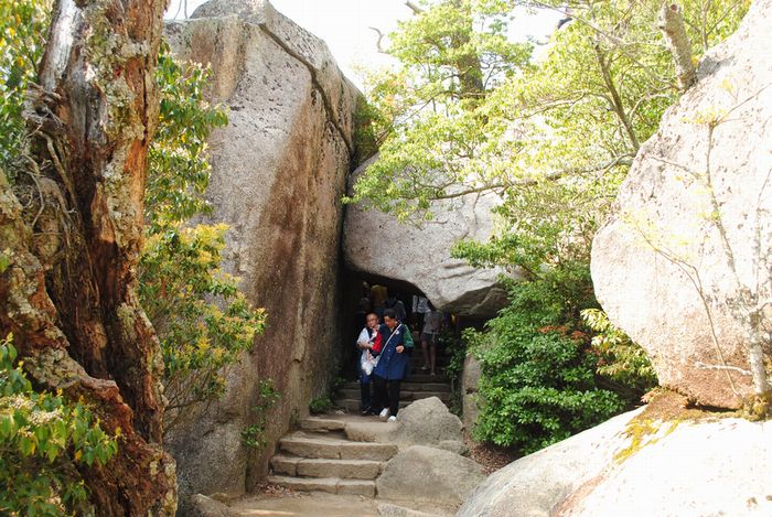 弥山　くぐり岩